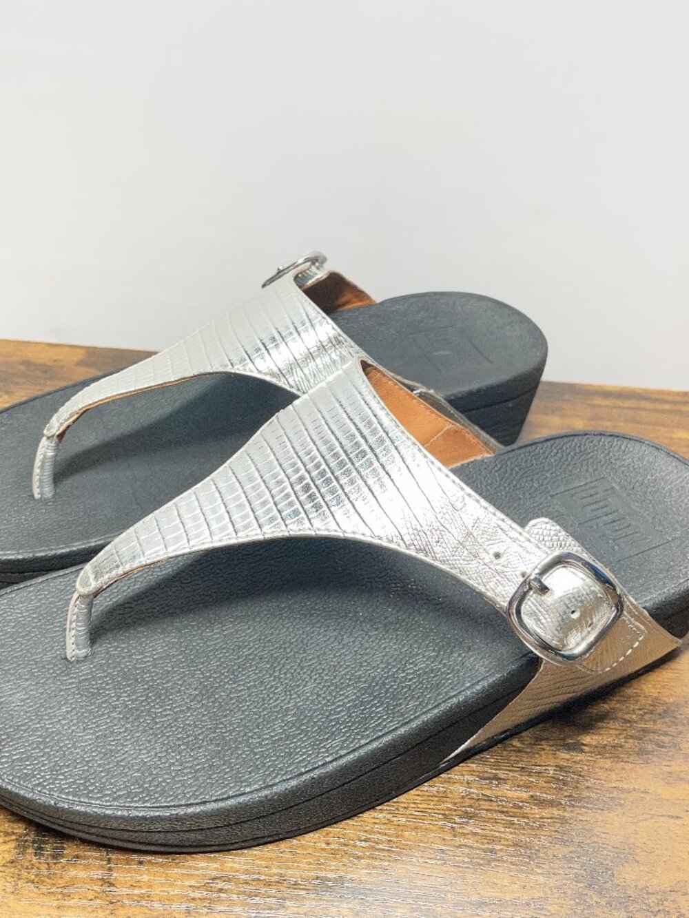 FitFlop Sandals Women's The Skinny Buckle Thong Slip On Comfort Size US 6 Silver